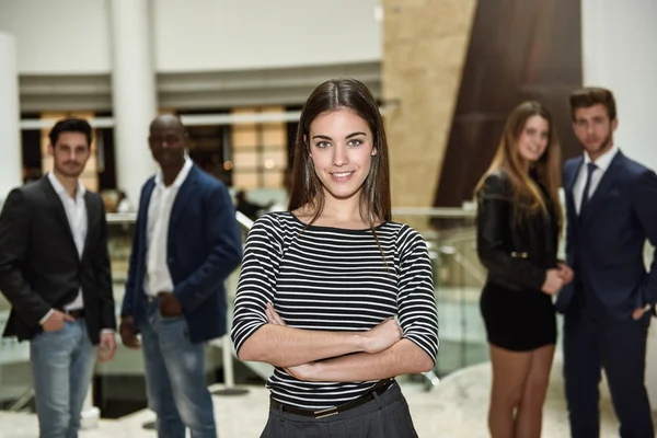 Zakenvrouw leider kijken camera in werkomgeving. — Stockfoto