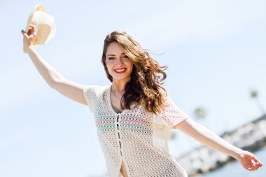 Kollarını açarak plaj gülümseyen kadın.