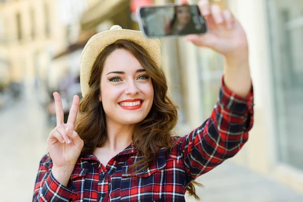 Młoda kobieta selfie na ulicy ze smartfonem — Zdjęcie stockowe