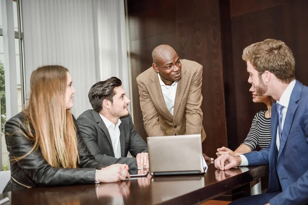 Grupp av multietniska upptagna personer som arbetar på ett kontor — Stockfoto