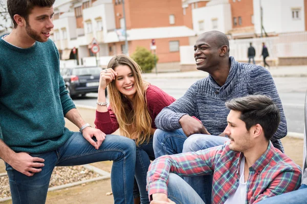 Grupo de amigos se divertindo juntos ao ar livre — Fotografia de Stock