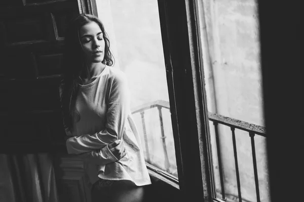 Kadın bir pencere poz pijama ve beyaz külot — Stok fotoğraf