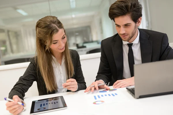 Uomini d'affari che lavorano intorno al tavolo in ufficio moderno — Foto Stock