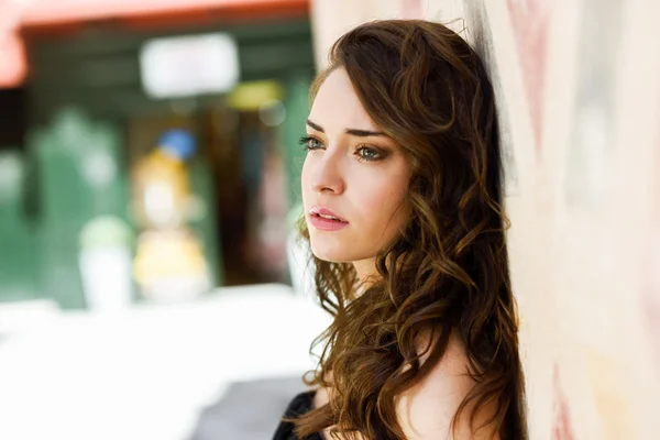 Vacker ung kvinna med blå ögon i urban bakgrund — Stockfoto