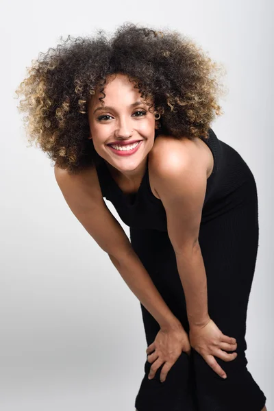 Jovem mulher negra com cabelo afro sorrindo — Fotografia de Stock