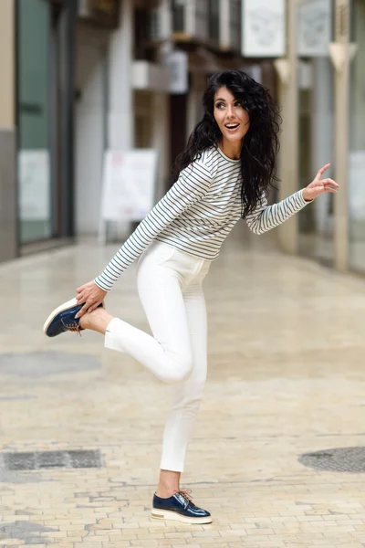 Mujer, modelo de moda, vistiendo ropa casual sonriendo — Foto de Stock