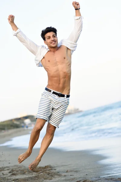 Porträt eines attraktiven jungen Mannes an einem tropischen Strand — Stockfoto