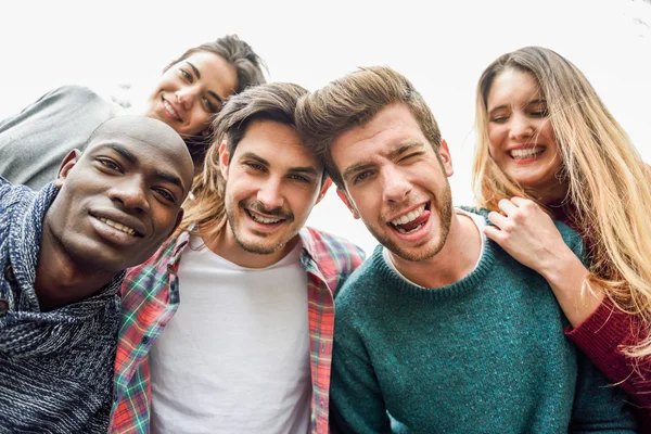 Groupe multiracial d'amis prenant selfie — Photo