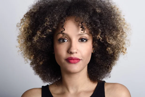 Junge schwarze Frau mit Afro-Frisur auf weißem Hintergrund — Stockfoto