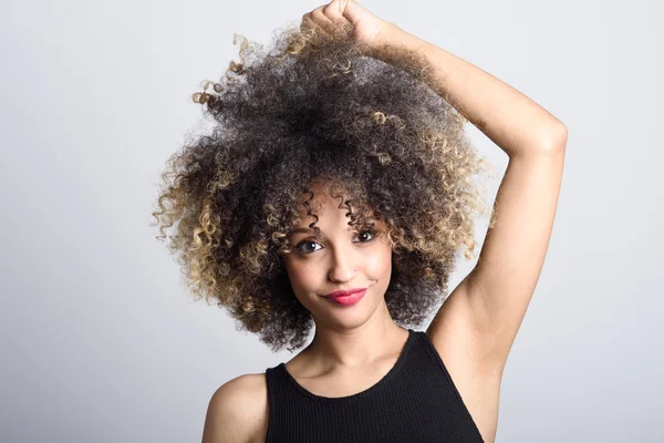 Jovem mulher negra com cabelo afro sorrindo — Fotografia de Stock