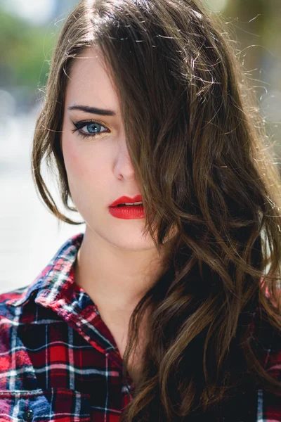 美しい青い目を持つ若い女性のクローズ アップの肖像画 — ストック写真