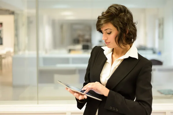 Mujer de negocios en una oficina. Brazos cruzados — Foto de Stock