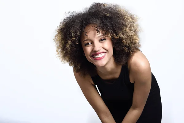 Ung svart kvinna med afro frisyr leende — Stockfoto