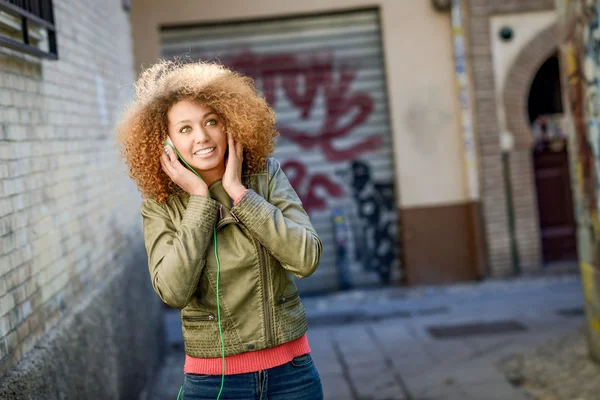 Молодая привлекательная черная женщина на городском фоне — стоковое фото