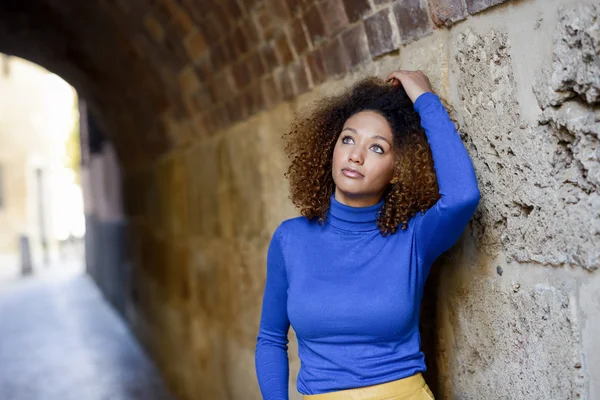 Giovane ragazza con acconciatura afro in background urbano — Foto Stock