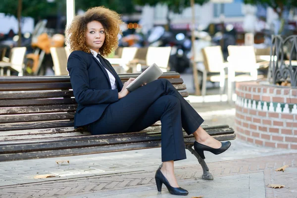 Zwarte vrouw met behulp van tablet pc in de stad — Stockfoto