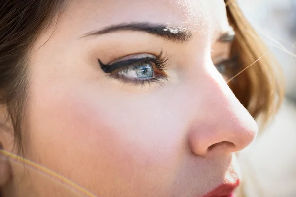 Крупный план голубых глаз молодой женщины с длинными ресницами — стоковое фото