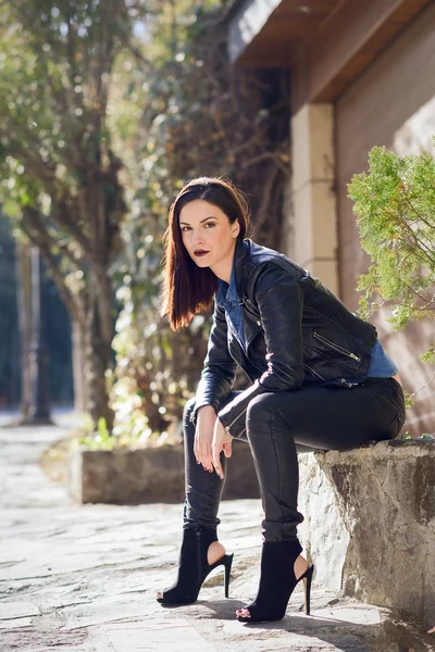 Young woman wearing casual clothes in urban background — Stock Photo, Image