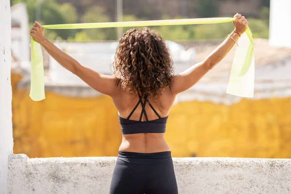 Medelålders kvinna med fitness kropp träna på terrassen i hennes hus — Stockfoto