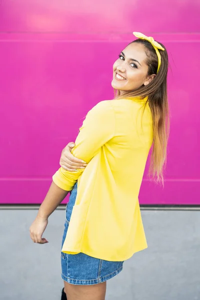 Mujer joven con una chaqueta amarilla y diadema — Foto de Stock