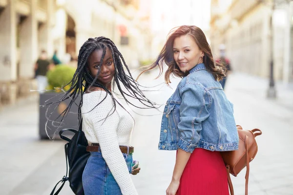 Dos amigas divirtiéndose juntas en la calle. Amigos multiétnicos. —  Fotos de Stock