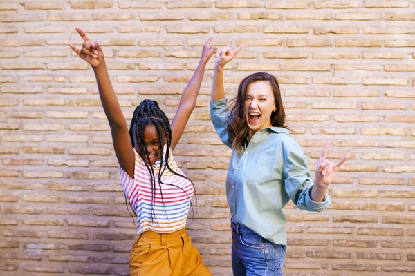 Due amiche che si divertono insieme per strada. Amici multietnici. — Foto Stock