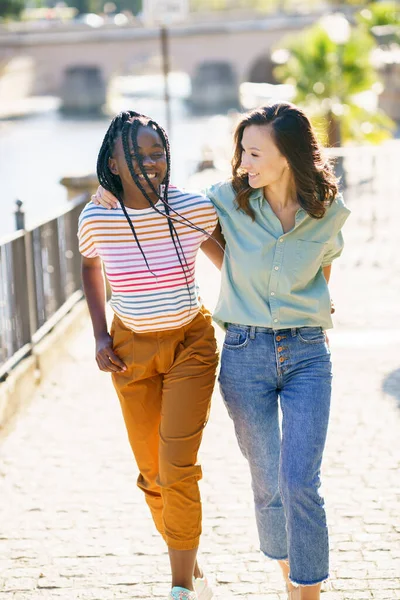 Deux femmes multiethniques marchant ensemble dans la rue. — Photo