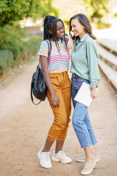 Duas meninas multiétnicas posando junto com roupas casuais coloridas — Fotografia de Stock