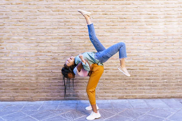 Vtipné multietnické žena nesoucí její nejlepší přítel piggyback — Stock fotografie