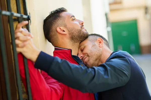 야외에서 낭만적 인 순간에 있는 동성애자 부부 — 스톡 사진
