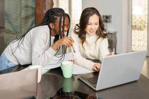 Dwie studentki uczące się razem w domu z laptopami podczas picia kawy — Zdjęcie stockowe