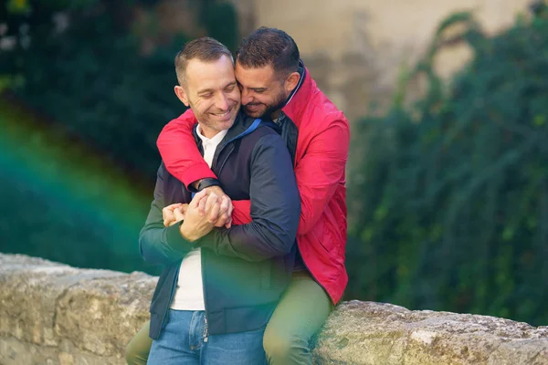 Açık havada romantik bir anda eşcinsel bir çift — Stok fotoğraf