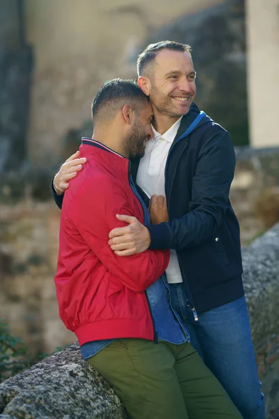 Gay couple in a romantic moment outdoors — Stock Photo, Image