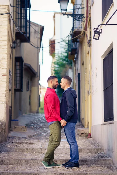 Gay paar in een romantisch moment in de straat. — Stockfoto