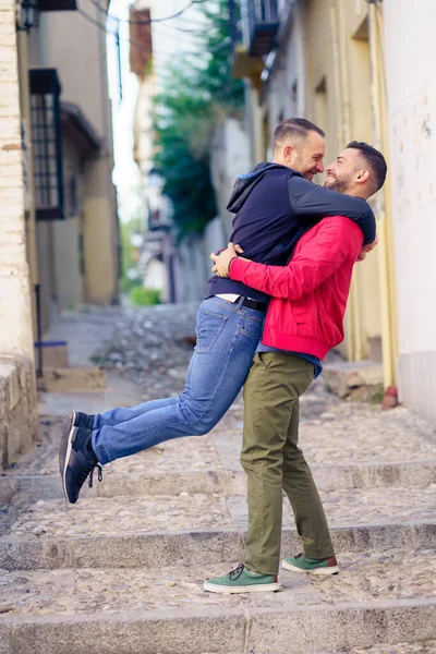 Gay pár v zábavném a romantickém okamžiku na ulici. — Stock fotografie