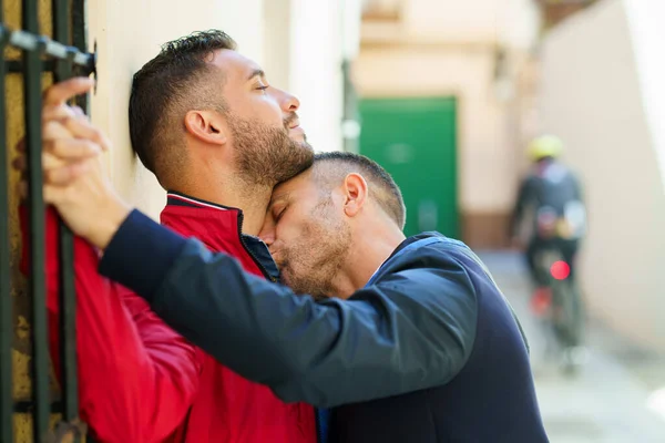 Gay casal abraçando no um romântico momento ao ar livre — Fotografia de Stock