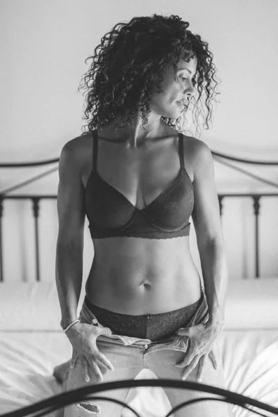 Femme d'âge moyen posant en soutien-gorge et en jeans — Photo