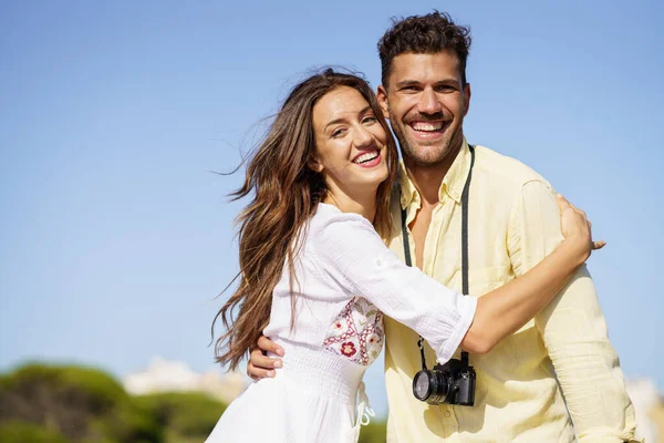 Feliz pareja amorosa abrazándose al aire libre — Foto de Stock