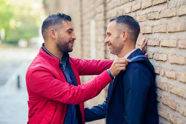 Gay casal no um romântico momento no o rua. — Fotografia de Stock