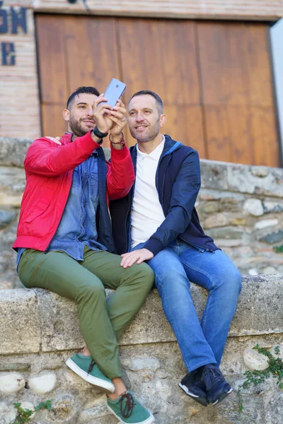 ゲイカップル作るa自撮りとともに彼らのスマートフォン. — ストック写真