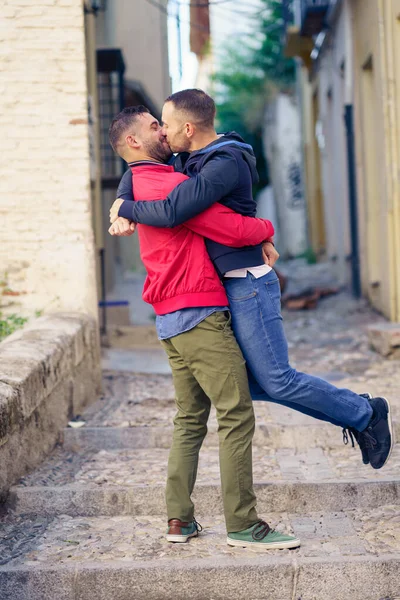 Gay casal no um diversão e romântico momento no o rua. — Fotografia de Stock