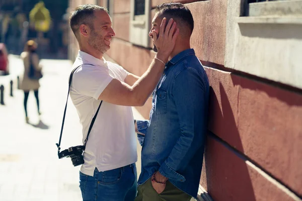 Gay coppia in un romantico momento all'aperto — Foto Stock