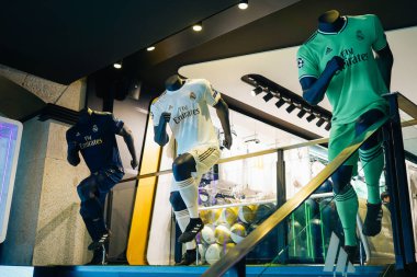 MADRİD, İSPAN - 26 ARALIK 2020: Resmi giyim mağazası