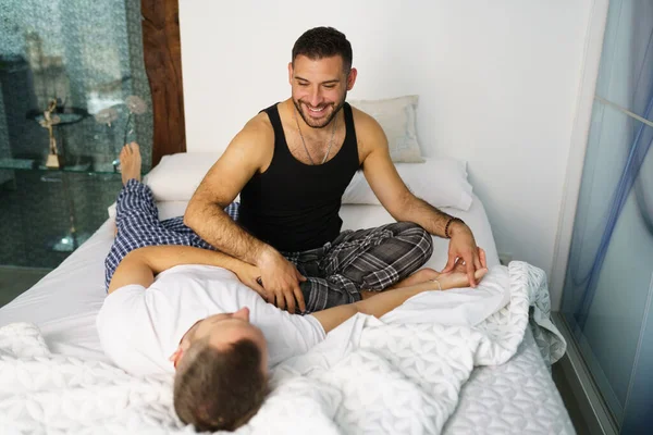 Gay pár mluví v romantickém okamžiku na posteli. — Stock fotografie