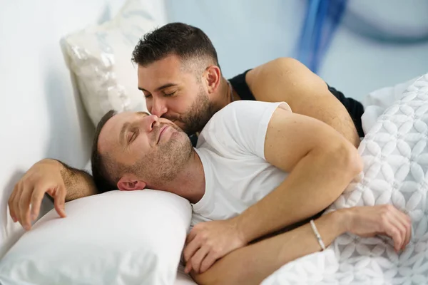 Gej para w romantyczny moment w łóżko. — Zdjęcie stockowe