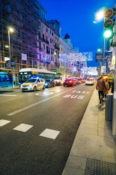 Madrid, ESPAÑA. 26 de diciembre de 2019. Calle de Madrid iluminada para Navidad. — Foto de Stock
