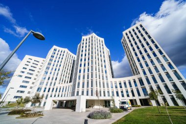 Büyükbaba, İspanya 'ya. 5 Aralık 2020 'de. Granada Üniversitesi Sağlık Bilimleri Fakültesi 'nin inşası