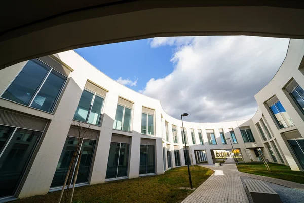 GRANADA, Espanha. 5 DE DEZEMBRO DE 2020. Edifício do Colégio de Ciências da Saúde da Universidade de Granada — Fotografia de Stock