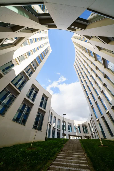 Grand-mère, Espagne. 5 décembre 2020. Bâtiment du Collège des sciences de la santé de l'Université de Grenade — Photo