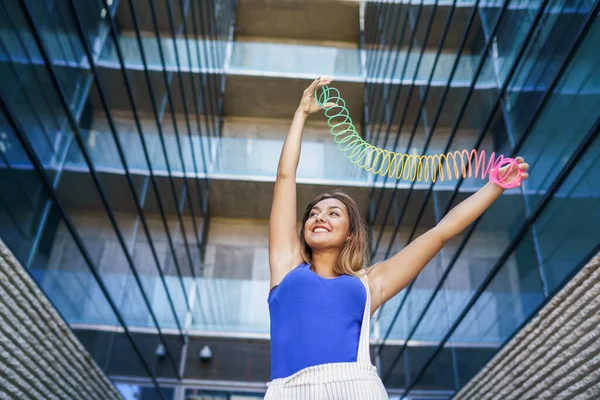 Mädchen spielt mit einem bunten Frühlingsspielzeug im Freien — Stockfoto